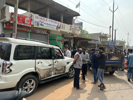मालवाहक ऑटो ने खड़ी स्कॉर्पियो को मारी टक्कर