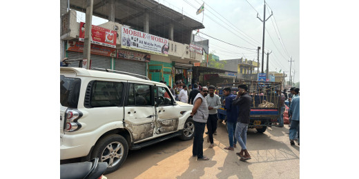 मालवाहक ऑटो ने खड़ी स्कॉर्पियो को मारी टक्कर