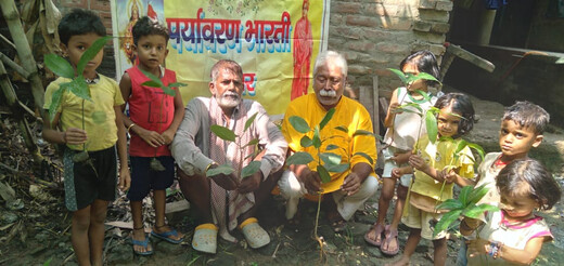 राष्ट्रीय हथकरघा दिवस पर पर्यावरण भारती ने चलाया वृक्षारोपण अभियान, लगाए देववृक्ष व आम के पौधे