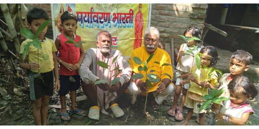 राष्ट्रीय हथकरघा दिवस पर पर्यावरण भारती ने चलाया वृक्षारोपण अभियान, लगाए देववृक्ष व आम के पौधे