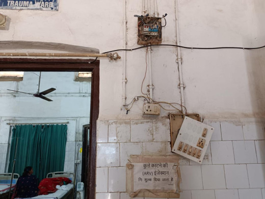 सदर अस्पताल के इमरजेंसी वार्ड में टूटा बिजली का बोर्ड, खुला तार बना खतरा