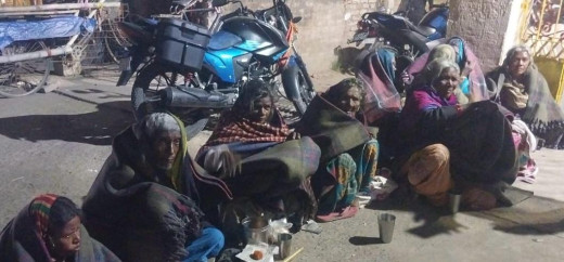 शीतलहरी में असहायों को वितरित हुए कंबल