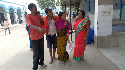 जिलाधिकारी के निरीक्षण के बाद भी सदर अस्पताल में मरीजों को नहीं मिल रही व्हील चेयर और स्ट्रेचर की सुविधा