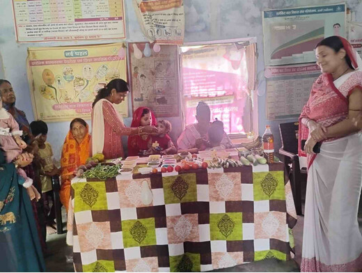 आंगनबाड़ी केंद्र में पोषण मेला, संतुलित आहार पर दिया गया विशेष बल