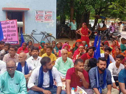 मुजफ्फरपुर : महादलित युवक के साथ हुए अमानवीय कृत्य के खिलाफ धरना