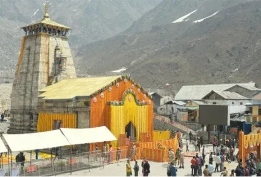 शुभ मुहूर्त में खोले गए केदारनाथ धाम के कपाट, हेलीकॉप्टर से हुई पुष्पवर्षा