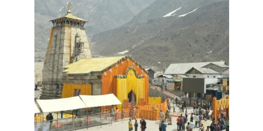 शुभ मुहूर्त में खोले गए केदारनाथ धाम के कपाट, हेलीकॉप्टर से हुई पुष्पवर्षा