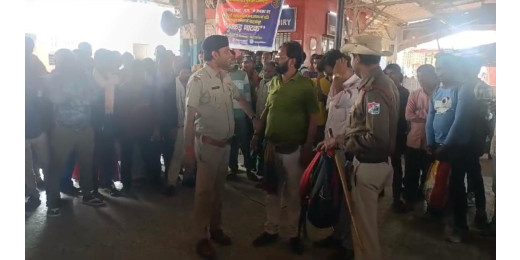 नशा मुक्ति पर नुक्कड़ नाटक द्वारा यात्रियों को किया गया जागरूक
