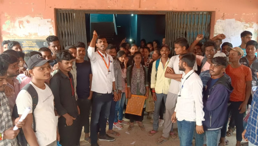 कॉलेज में नाजायज वसूली को लेकर छात्रों का उत्पात, प्राचार्य ने जताया ऐतराज