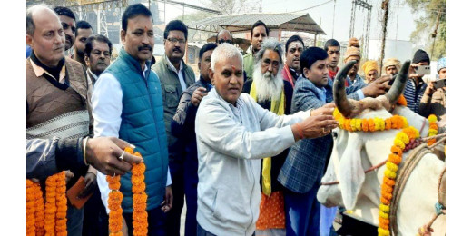 बंद पड़ी चीनी मिल में बैलगाड़ी से गन्ना लेकर पहुंचे किसान