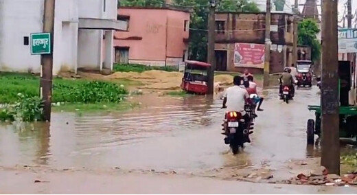 पहली ही बारिश में खुली विकास कार्यों की पोल, कबैया थाना के सामने सड़क बनी तालाब