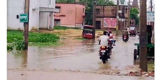 पहली ही बारिश में खुली विकास कार्यों की पोल, कबैया थाना के सामने सड़क बनी तालाब