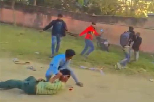कॉलेज कैंपस में छात्रों के बीच मारपीट, वीडियो वायरल