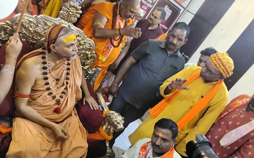 शंकराचार्य से मंदिर तोड़ने की शिकायत लेकर मिलने पहुंचे प्रतिनिधि मंडल