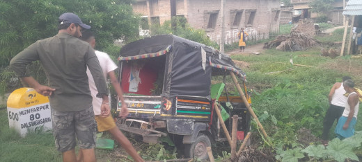 खतरनाक सड़क हादसा: एक की मौत, आधे दर्जन यात्री घायल