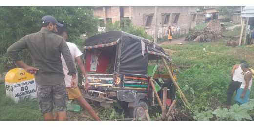 खतरनाक सड़क हादसा: एक की मौत, आधे दर्जन यात्री घायल