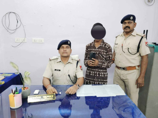 किऊल स्टेशन से चोरी की मोबाइल और धारदार हथियार के साथ नाबालिग गिरफ्तार 