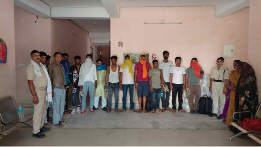 शराबबंदी कानून का उल्लंघन पड़ा भारी, पुलिस ने दर्जनों को दबोचा