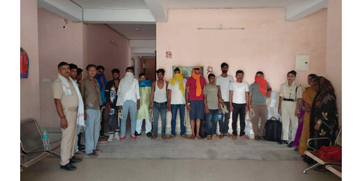 शराबबंदी कानून का उल्लंघन पड़ा भारी, पुलिस ने दर्जनों को दबोचा