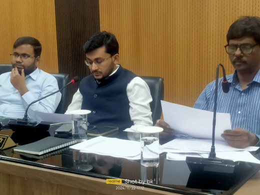 जिलाधिकारी ने भूमि से संबंधित कार्यों में सुधार लाने के लिए दिए सख्त निर्देश, अंचलाधिकारियों और राजस्व अधिकारियों के वेतन स्थगित
