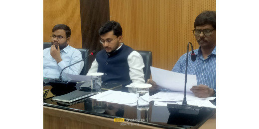 जिलाधिकारी ने भूमि से संबंधित कार्यों में सुधार लाने के लिए दिए सख्त निर्देश, अंचलाधिकारियों और राजस्व अधिकारियों के वेतन स्थगित