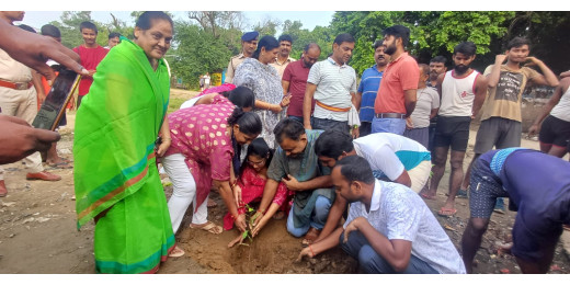 एक पेड़ बेटी के नाम कार्यक्रम के तहत पौधारोपण, महिलाओं की भी हिस्सेदारी