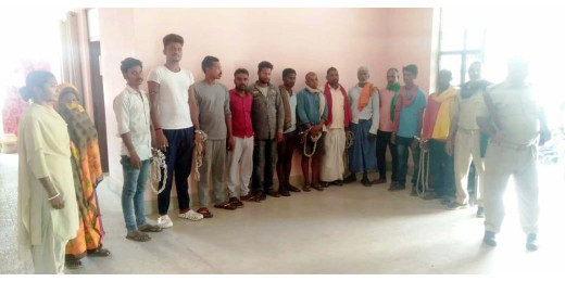 महिला सहित दो धंधेबाज पकड़ाए, 11 पीने वाले भी गिरफ्तार