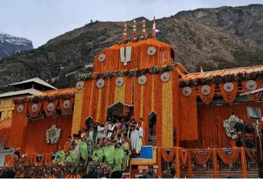 केदारनाथ के बाद बद्रीनाथ धाम के भी खुले कपाट, 2 घंटे में 10 हजार श्रद्धालु मंदिर पहुंचे