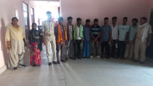 महिला समेत 4 तस्कर गिरफ्तार, 2 बाइक और 3 लीटर महुआ शराब जब्त
