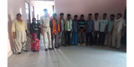 महिला समेत 4 तस्कर गिरफ्तार, 2 बाइक और 3 लीटर महुआ शराब जब्त