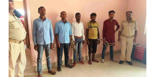 एक धंधेबाज चार पियक्कड़ गिरफ्तार