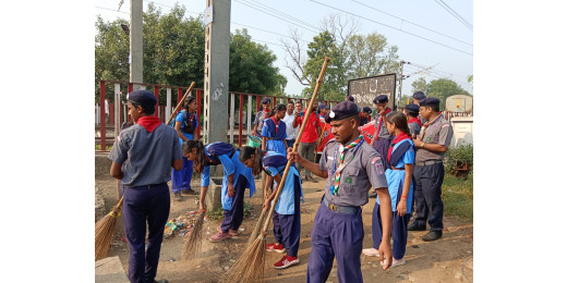 स्काउट एंड गाइड के सहारे स्टेशन पर चलाया गया साफ-सफाई अभियान
