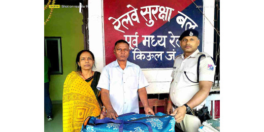 किऊल स्टेशन पर ऑपरेशन अमानत के तहत यात्री को सुरक्षित लौटाया गया खोया सामान