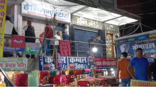ग्राहक बनकर आए बदमाशों ने लूटे करोड़ों के जेवरात