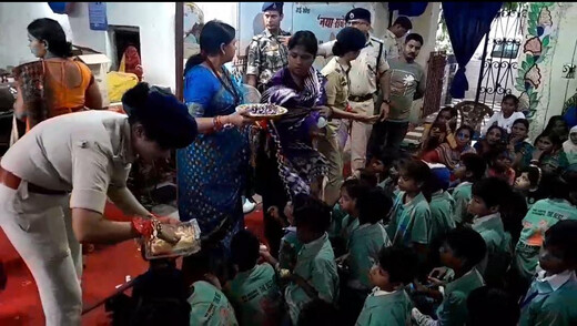 सोशल वर्कर फॉर वूमेन एंपावरमेंट ने पुलिस पाठशाला के बच्चों संग मनाया रक्षाबंधन, बांटी पढ़ाई की सामग्री व मिठाइयां