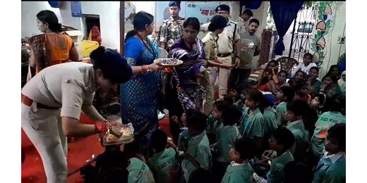 सोशल वर्कर फॉर वूमेन एंपावरमेंट ने पुलिस पाठशाला के बच्चों संग मनाया रक्षाबंधन, बांटी पढ़ाई की सामग्री व मिठाइयां