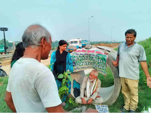 पीपल-नीम-तुलसी अभियान को समर्थन देने गंगा घाट पहुंचे लोक कलाकार सुनील कुमार 