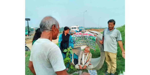 पीपल-नीम-तुलसी अभियान को समर्थन देने गंगा घाट पहुंचे लोक कलाकार सुनील कुमार