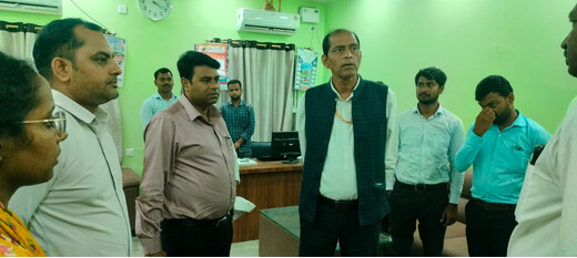 समाहरणालय में डीएम का औचक निरीक्षण, जनसेवा में तेजी लाने के निर्देश
