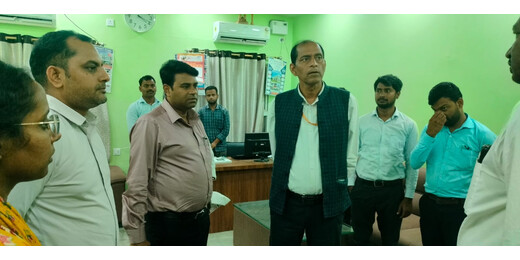 समाहरणालय में डीएम का औचक निरीक्षण, जनसेवा में तेजी लाने के निर्देश