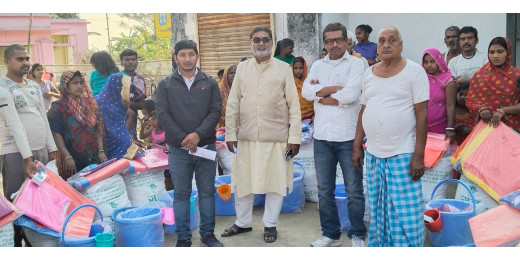 अग्निकांड का शिकार हुए परिवारों के बीच दैनिक उपयोगी वस्तुओं का वितरण