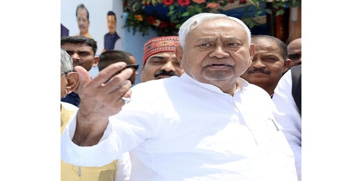 चुनाव से पहले नीतीश कुमार को करारा झटका, पूर्व सांसद समेत कई नेता राजद में शामिल