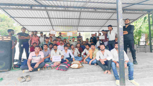 विश्वविद्यालय में व्याप्त भ्रष्टाचार के खिलाफ छात्रों का उग्र आंदोलन