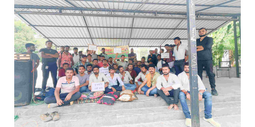 विश्वविद्यालय में व्याप्त भ्रष्टाचार के खिलाफ छात्रों का उग्र आंदोलन