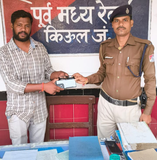 ऑपरेशन अमानत : आरपीएफ किऊल ने लौटाया यात्री का छूटा सामान