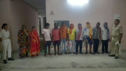 लखीसराय में मद्य निषेध विभाग की ताबड़तोड़ छापेमारी, शराब बेचने और पीने के आरोप में 10 गिरफ्तार