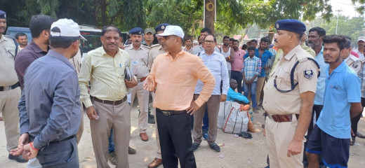 यात्री सुविधा को लेकर रेलवे अभियंताओं संग डीएम ने किया स्थलीय मुआयना