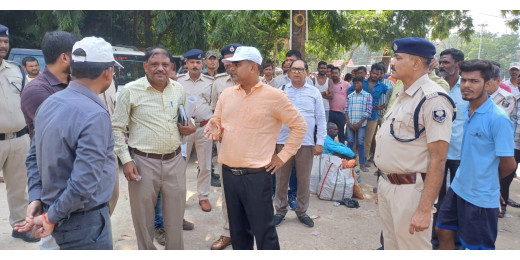 यात्री सुविधा को लेकर रेलवे अभियंताओं संग डीएम ने किया स्थलीय मुआयना
