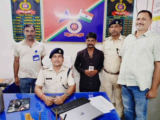 किऊल स्टेशन पर चेकिंग के दौरान मोबाइल चोर गिरफ्तार, 20 हजार का फोन जब्त