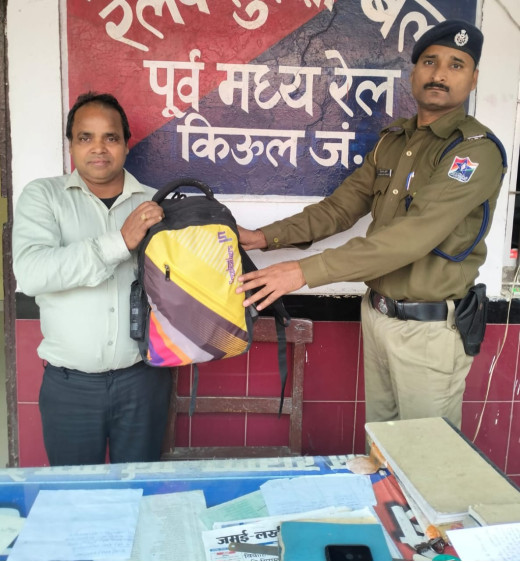 ऑपरेशन अमानत के तहत आरपीएफ किउल ने यात्री का छूटा बैग किया बरामद